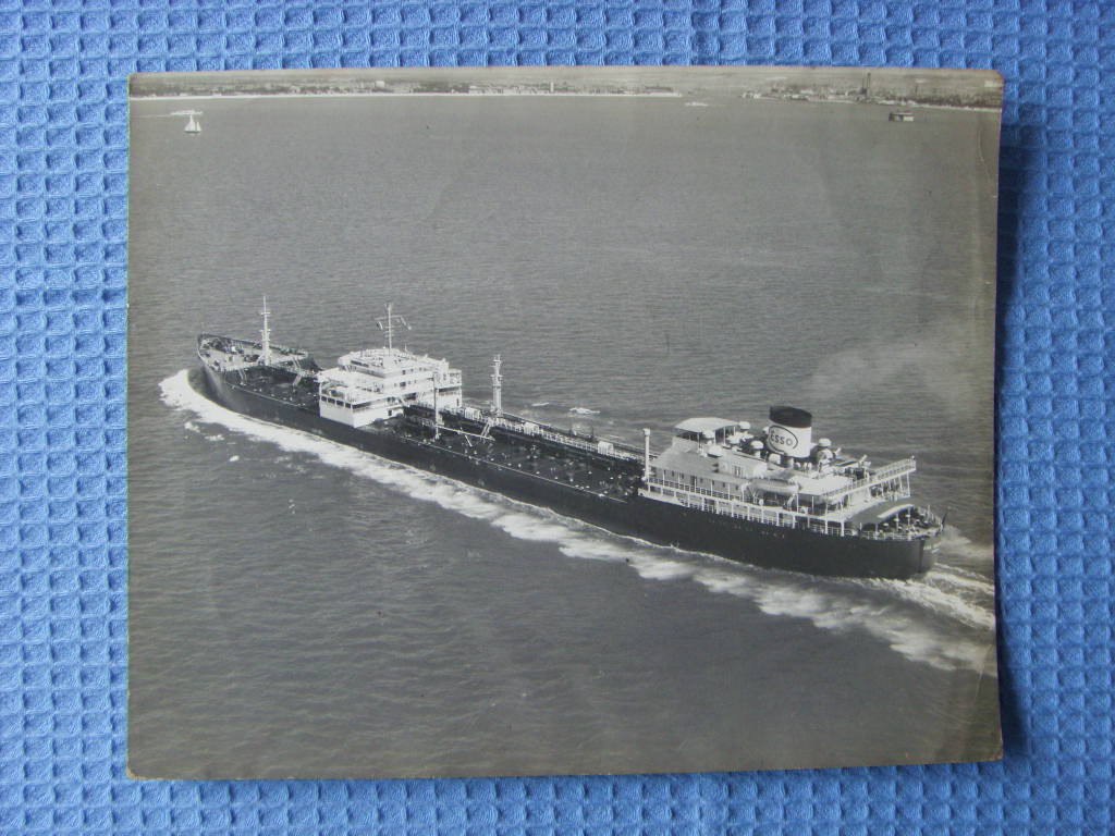 B/W PHOTOGRAPH OF THE ESSO PETROLEUM COMPANY VESSEL 'THE ESSO SALISBURY'