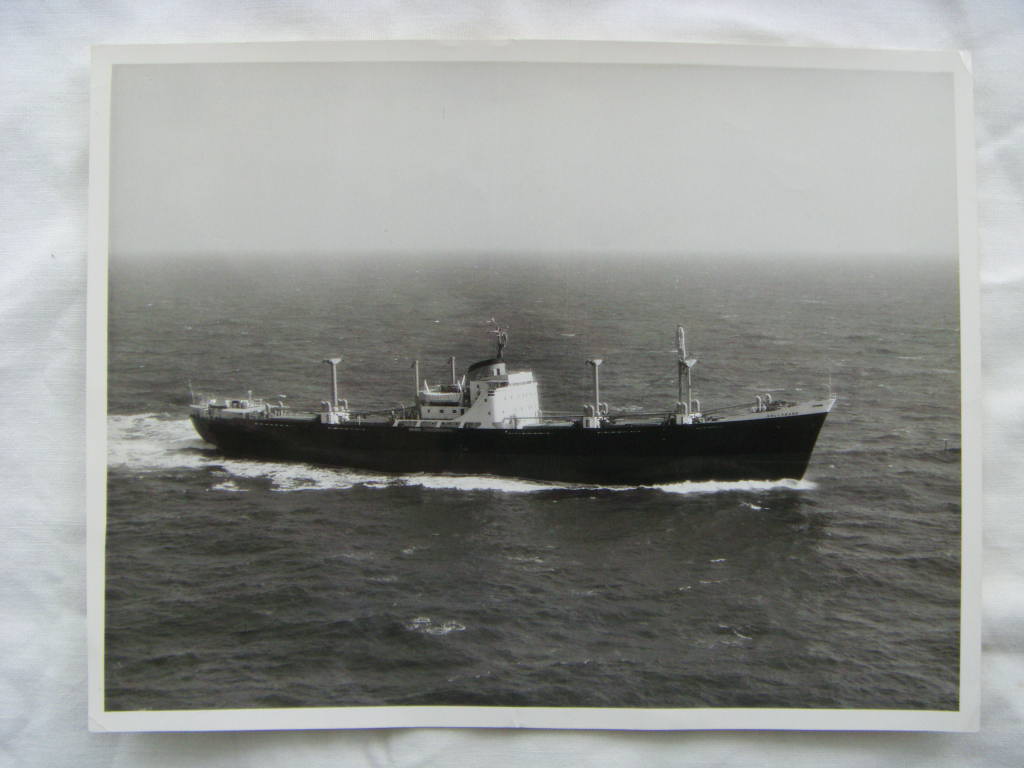 LARGE SIZE B/W PHOTOGRAPH FROM THE BANK VESSEL THE HOLLYBANK